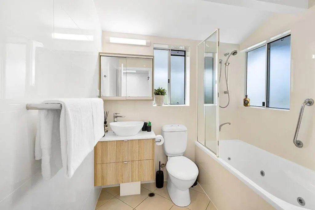 Sunsets At Snowmas, Pooch Friendly & Stunning View Apartment Noosaville